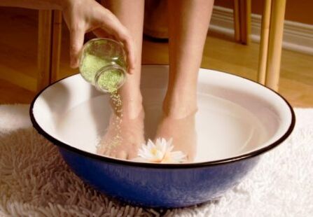 Bath for treating toenail fungus