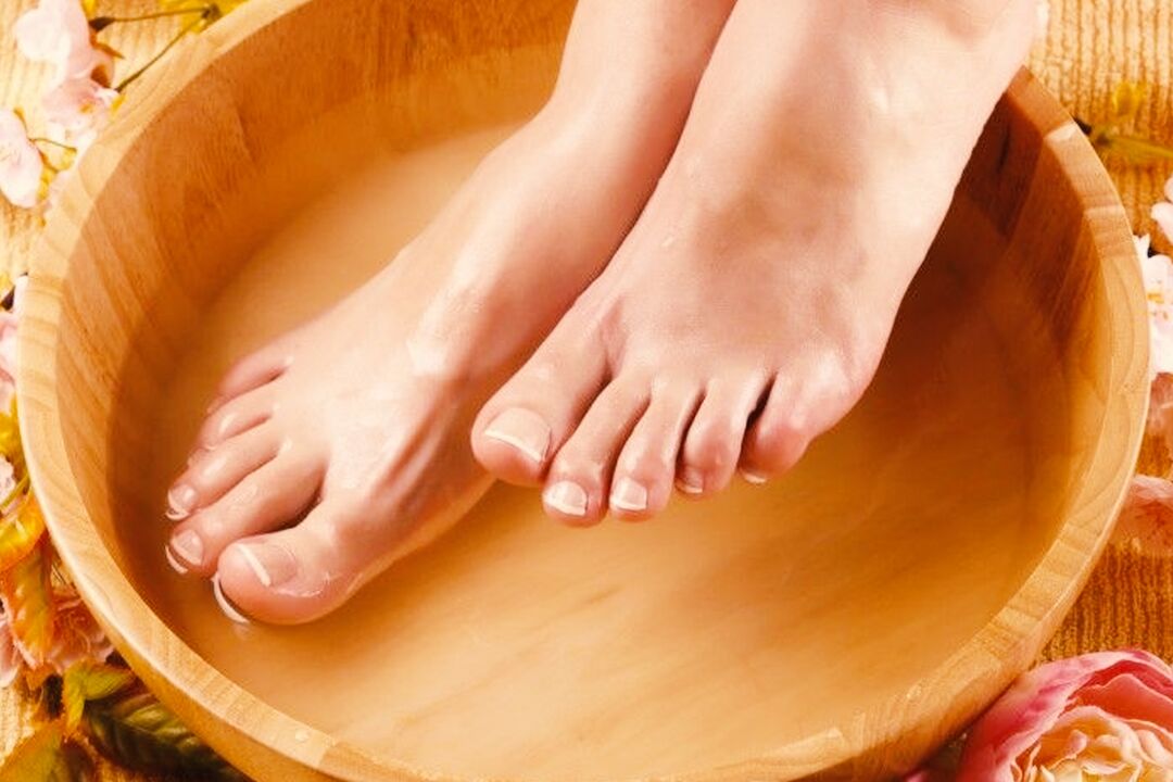 Bath for treating toenail fungus